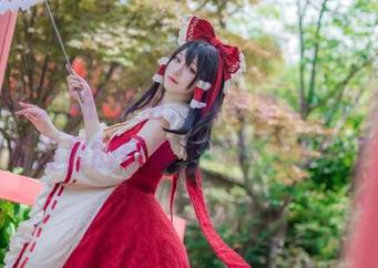 看Halo_酱的旗袍，合集里每一件都像新闻联播里的惊喜，啧啧，太美了。