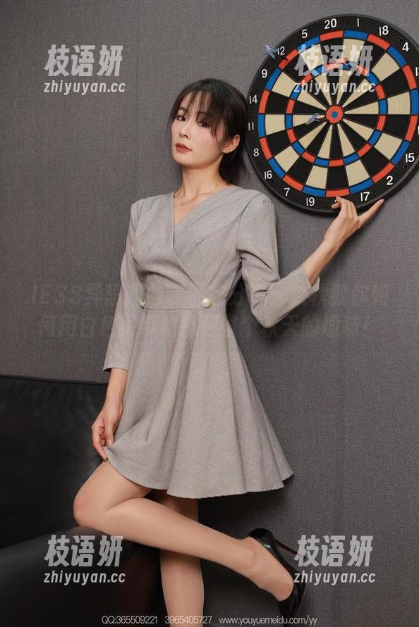 IESS异思趣向 - 图包分享：秋秋教你如何用白色吊带裙撑起整个秋天的趣味！