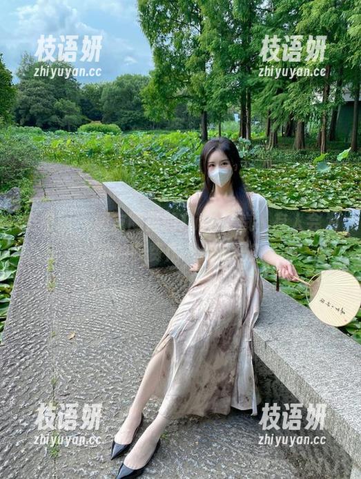 微密圈 - 朋友圈里的July芝岚，有人会为她的收费作品买单吗？