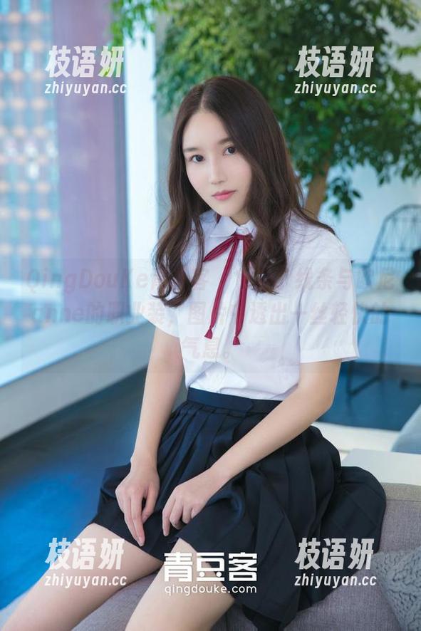 QingDouKe青豆客 - 色彩、线条与欧尼anne的职业装，图片中透出一丝轻快的气息。