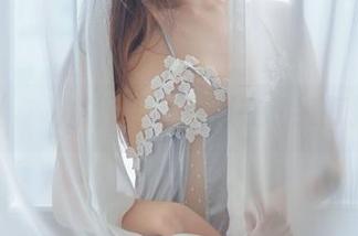 Sira(시라)的吊带，貌似在和我打招呼？