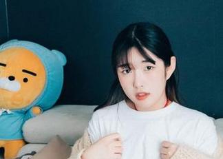 在Sonson(손손)的阅览室，资源与可爱的角色只隔一张夹克，再加上一点点妩媚。