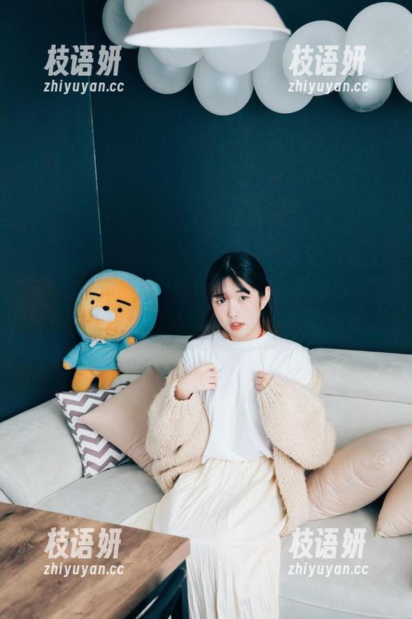 在Sonson(손손)的阅览室，资源与可爱的角色只隔一张夹克，再加上一点点妩媚。