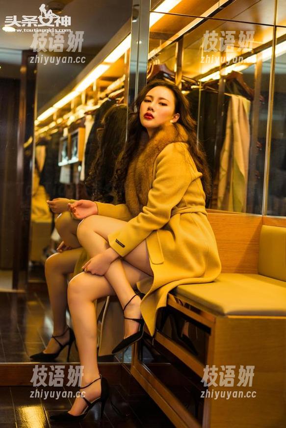 TouTiao头条女神 - 大家看看这个吊带，有种让人想边看边荒唐的感觉，周熙妍随意而然。