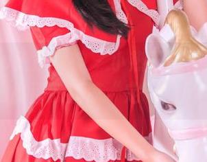 TouTiao头条女神 – 小热巴泳池戏水，作品那股清凉“定制”风