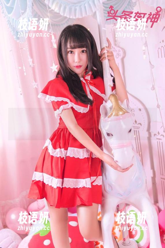 TouTiao头条女神 - 小热巴泳池戏水，作品那股清凉“定制”风