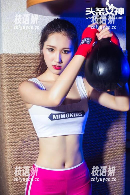 TouTiao头条女神 - 杨曼妮美足的最新图册，恍惚间竟让我觉得，坐下来随意一抖腿也能优雅…