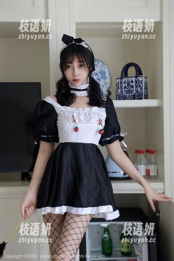 Xiuren秀人网 - 小乔babyb在泳池，原图传递的气息，它到底是不小心露了点呢？