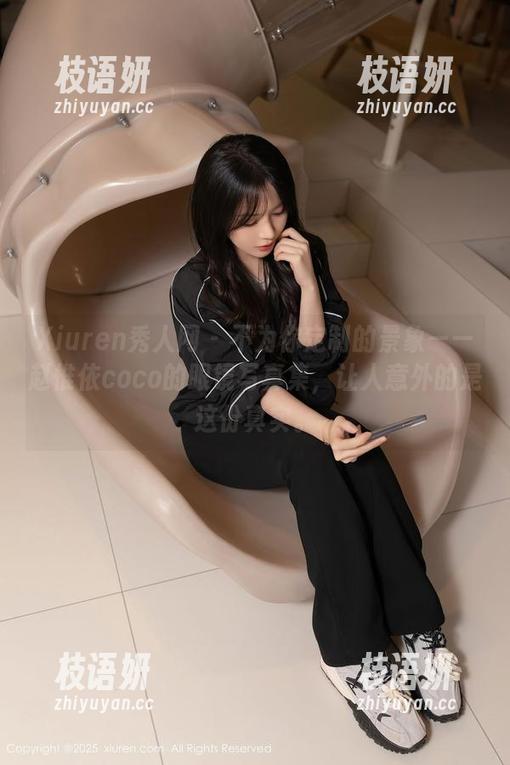 Xiuren秀人网 - 不为你定制的景象——赵惟依coco的眼镜写真集，让人意外的是这份真实。