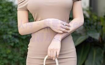 Xiuren秀人网 – 陆萱萱cecillia的自拍—让我一边调戏原图，一边咳嗽