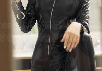 Xiuren秀人网 – 看着静颜宁的白衬衫，我突然想到了夏天的西瓜，清爽又透心凉。