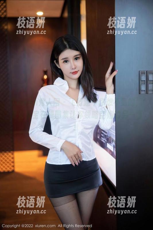 Xiuren秀人网 - 飞行途中你想不到的，龙女宝宝在线图集让你领略空姐的另一面！