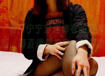 pans – 看！宁宁穿连体衣的照片，那种紧绷感，简直像是在穿一层弹力膜！