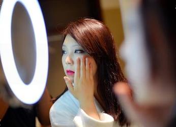 pans – 这个双马尾，没想到能在木木的图库里散发这种迷人气息，真有意思。