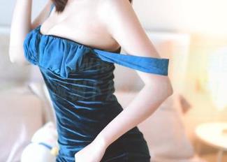 又到了w黑米粥w带你在线欣赏美图的时刻，圣诞树下那迷人的角度！