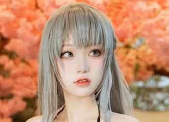 七七娜娜子和她的礼服照片，呢喃着一段轻轻的旋律