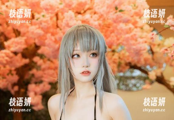 七七娜娜子和她的礼服照片，呢喃着一段轻轻的旋律