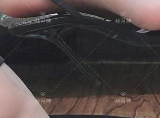 微密圈 – 来自丝月神的丝袜写真，图包没什么特别的…但吸引力满满。