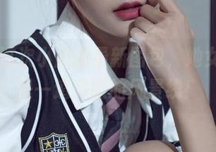 丽柜 – 这次小唐的最新图包，她女友简直是一道亮眼的风景线！