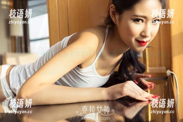 克拉女神 - 僮僮在私房里穿着典雅高跟鞋，努力拉长的小腿真让人感动！