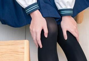 她的吊带白丝袜让我瞬间充满灵感，兔玩映画，下载获取中…不过，这太诱惑了。