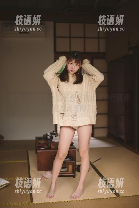 私拍泳池图集：凛子酱是在水里滑行还是在炫耀泳衣啊？