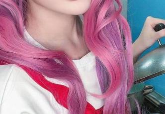 奇怪，这千夜未来的高清照片，眼镜框里藏了不少心事吧？