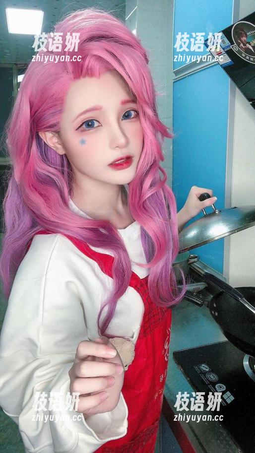 奇怪，这千夜未来的高清照片，眼镜框里藏了不少心事吧？