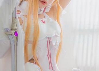 千寻大人户外写真图集，哦，她又在和大树合影了，不愧是我‘树木顾问’。