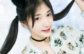 定制的红裙让南桃Momoko在图片中绘出了别样的优雅感