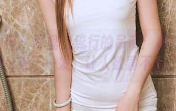 头条女神 – 网盘上流行的吊带：杨漫妮baby来了一发，让人欲罢不能。