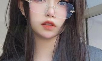 偷瞄女主K的最新丝袜套图，让人忍不住想……？