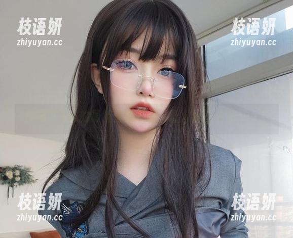 偷瞄女主K的最新丝袜套图，让人忍不住想……？