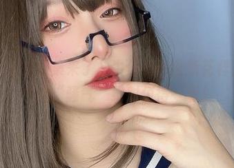 小泉学姐吖图集来了，牛仔裤玩出新花样，精选中的“骚气”绝对值得一看！