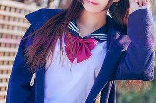 小野妹子w在蕾姆泳装的写真里，又一次站出了流行的边缘和底线。