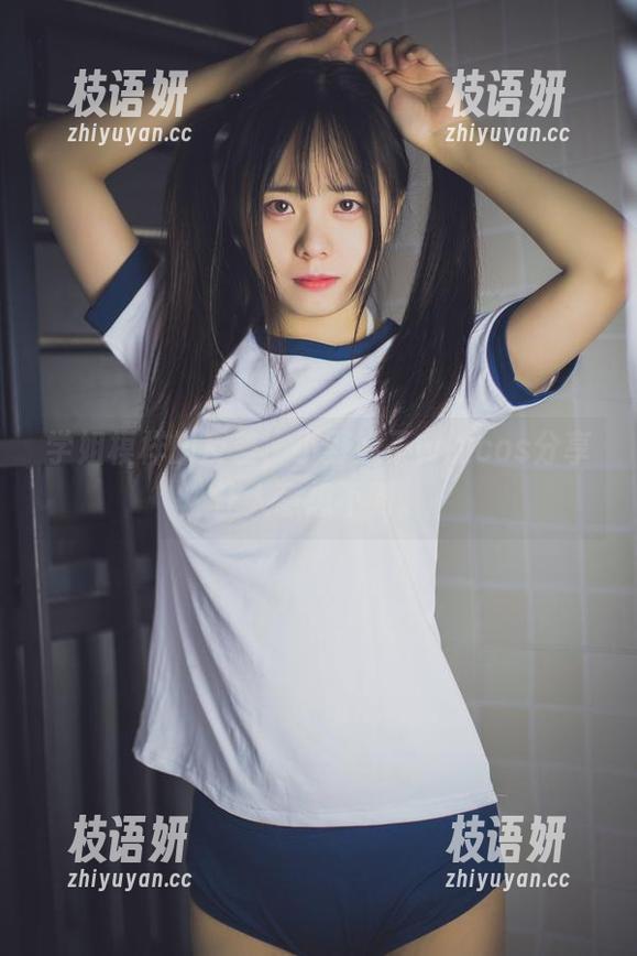 学姐模样的反差，小野妹子w的cos分享让人意想不到。