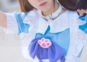 这一点黑白的冲突，在小野妹子w的图册里摇曳，让人不自禁想要多停留几秒