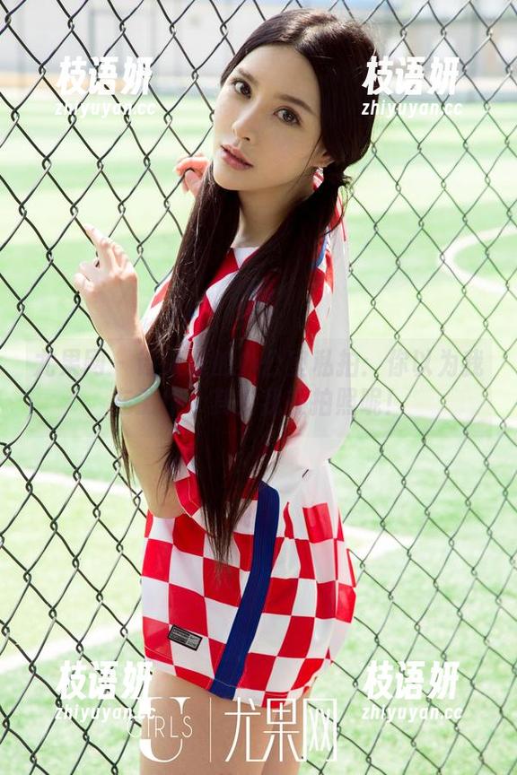 尤果网 - 诗朵雅的办公室私拍：你以为我在工作，其实我在拍照呢！