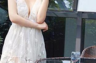 尤蜜荟 – 尹菲私房写真：奶牛旁边围着一堆“小梦”。