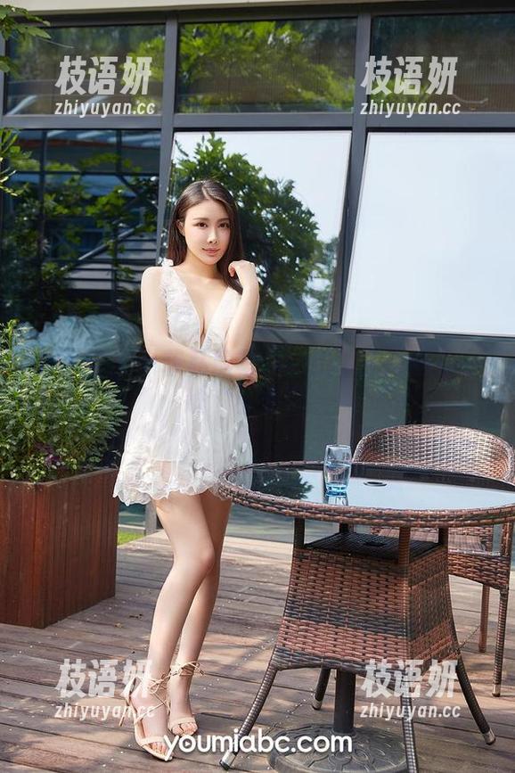 尤蜜荟 - 尹菲私房写真：奶牛旁边围着一堆“小梦”。