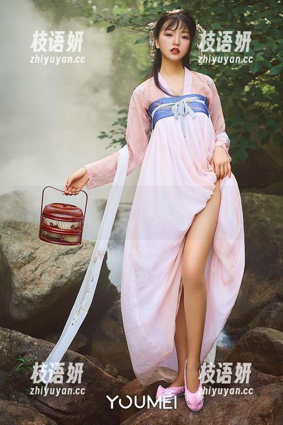 尤蜜荟 - 私房菲儿图包：微醺之后的恍惚与迷离，一点也没掩饰。