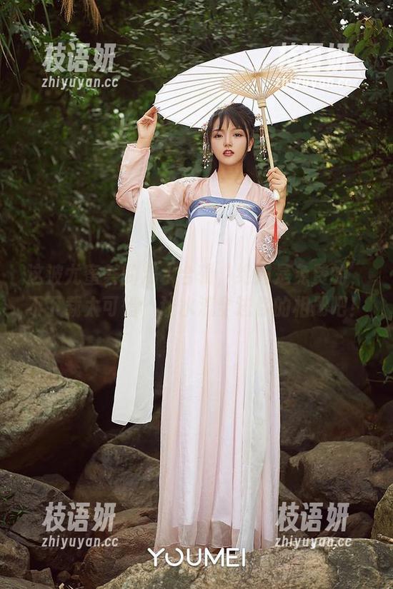 这波尤蜜荟的戏水合辑，绝对是免费的，不下载太可惜，让水流全进你的相册吧！