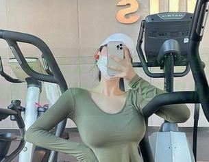 微密圈 – 来自左公子666的眼镜套图，完全不负自己的小脾气，想下载又怕没图！