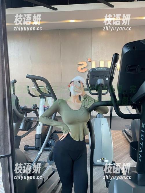 微密圈 - 来自左公子666的眼镜套图，完全不负自己的小脾气，想下载又怕没图！