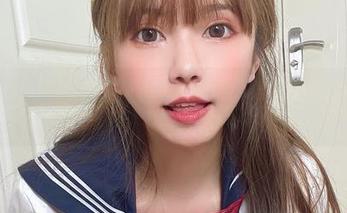 微密圈 – 将牛仔短裤穿出风情：张思允的无圣光图包再度来袭