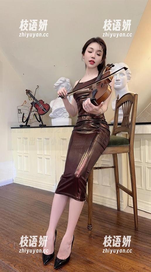 微密圈 - 徐莉芝吊带写真：穿着它，我能写出一部小说……或者是做个梦！