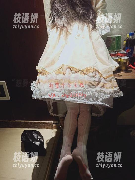 “想要个公主抱”的画面，图册中的绝美美腿—原图暴击