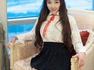 推女郎 – 这组定制作品中，王根星熙的秘书形象给我一种“职业外包”的新理解。