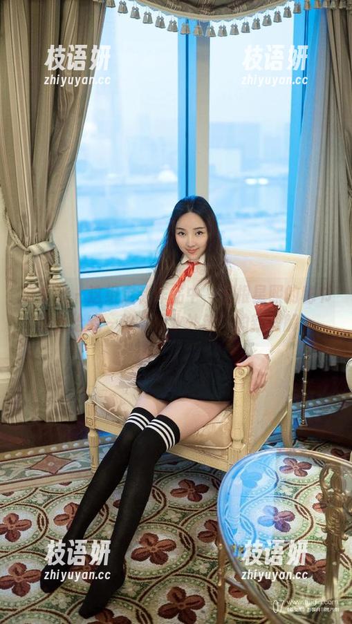 推女郎 - 这组定制作品中，王根星熙的秘书形象给我一种“职业外包”的新理解。