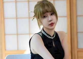 星颜社 – “Vily豆豆的私拍油亮得跟抹了油似的，作品里的种种光怪陆离”。